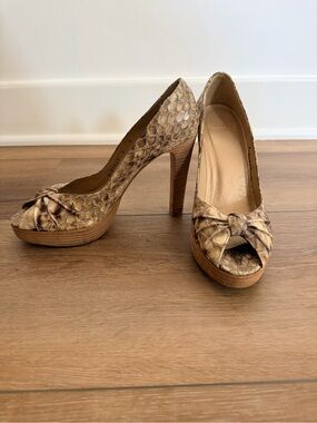Stuart Weitzman Peep-Toe High Heels in Taupe Snakeskin
